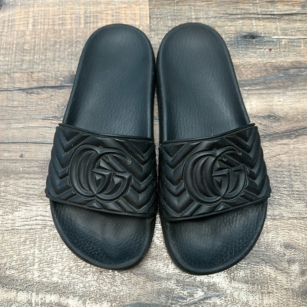 Gucci Slides size 40. Well loved but plenty of wear left